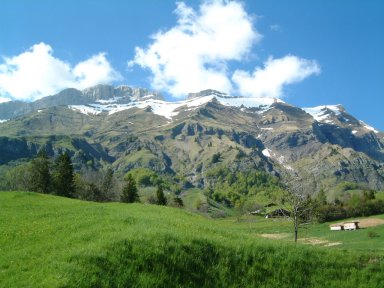 Dans le fond, un apercu de la chaine des Confins...