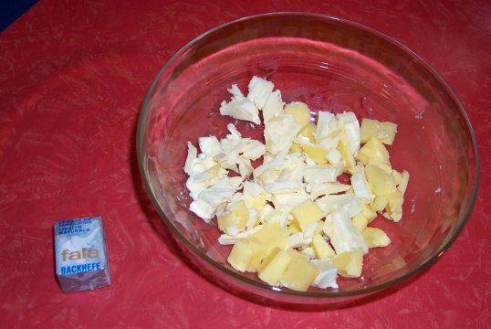 Disposez le beurre en morceaux afin de pouvoir mieux le travailler ...