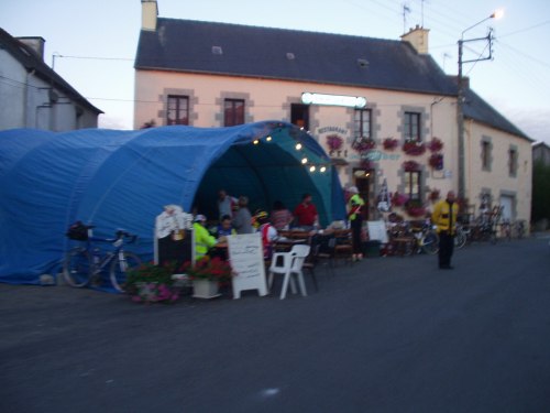 Bar restaurant ouvert à St Martin des prés(22320) nuit 21-22 20030820_0718_saint_martin_des_pres01g